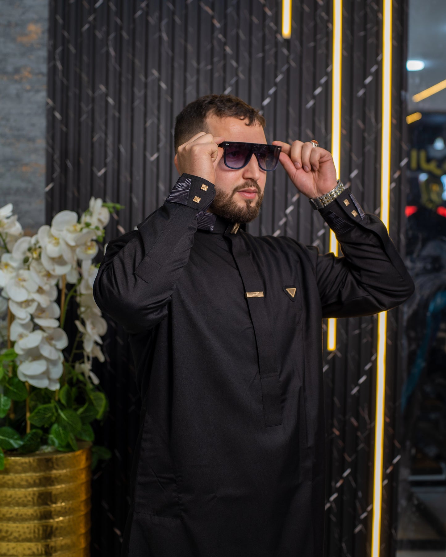 قميص الرونق الاسود الفاخر