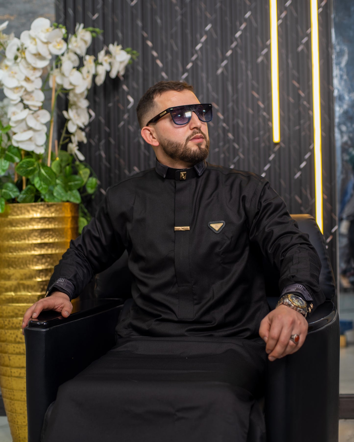 قميص الرونق الاسود الفاخر