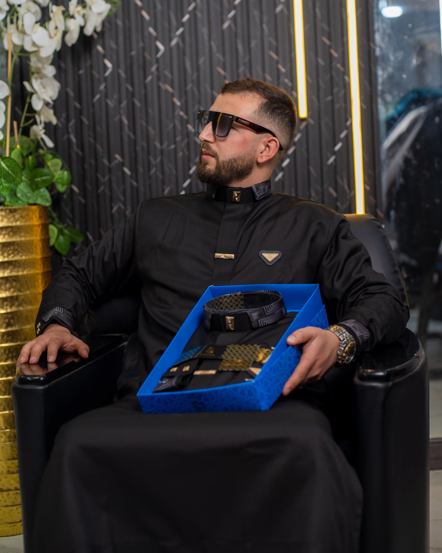 قميص الرونق الاسود الفاخر