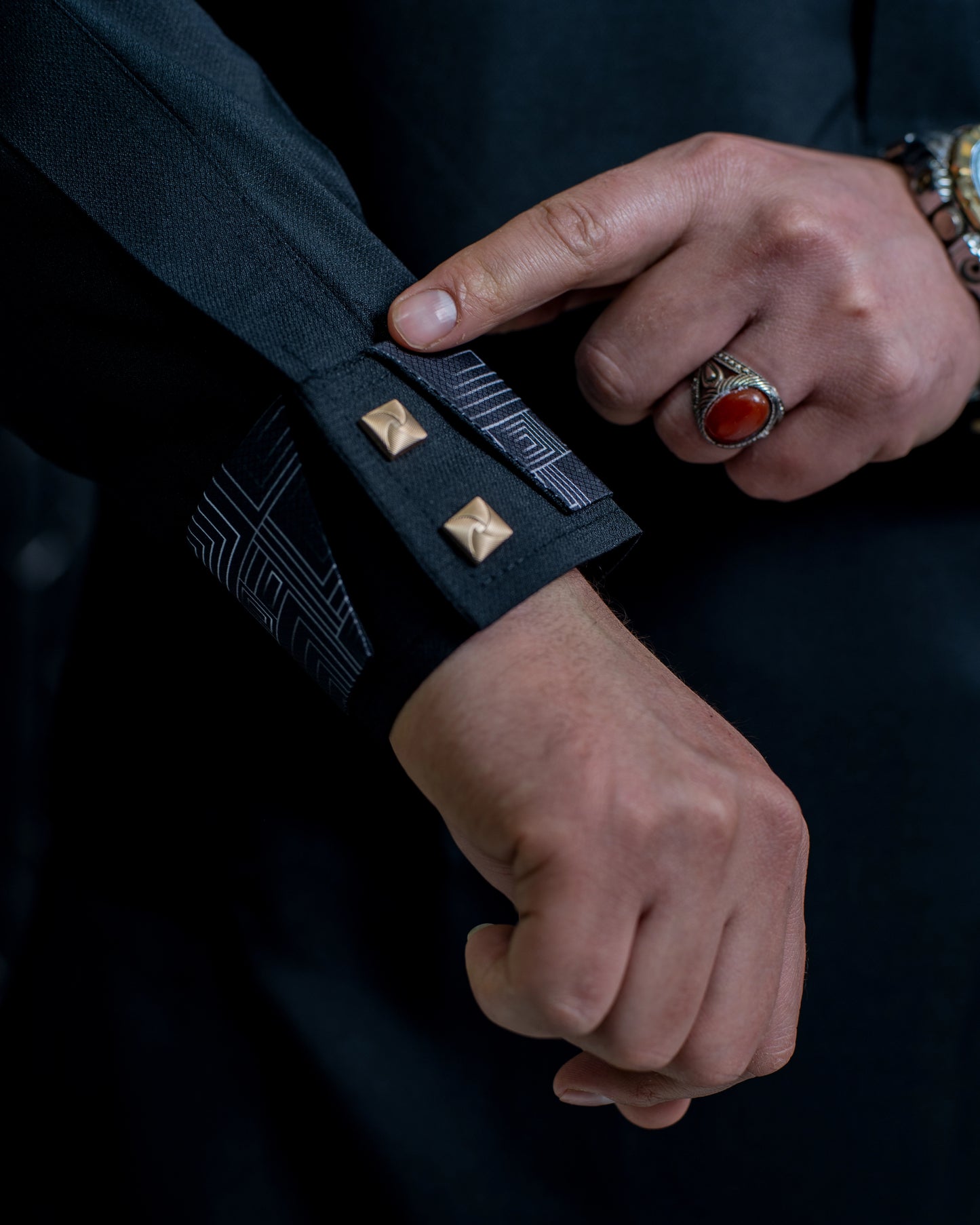 قميص الرونق الاسود الفاخر